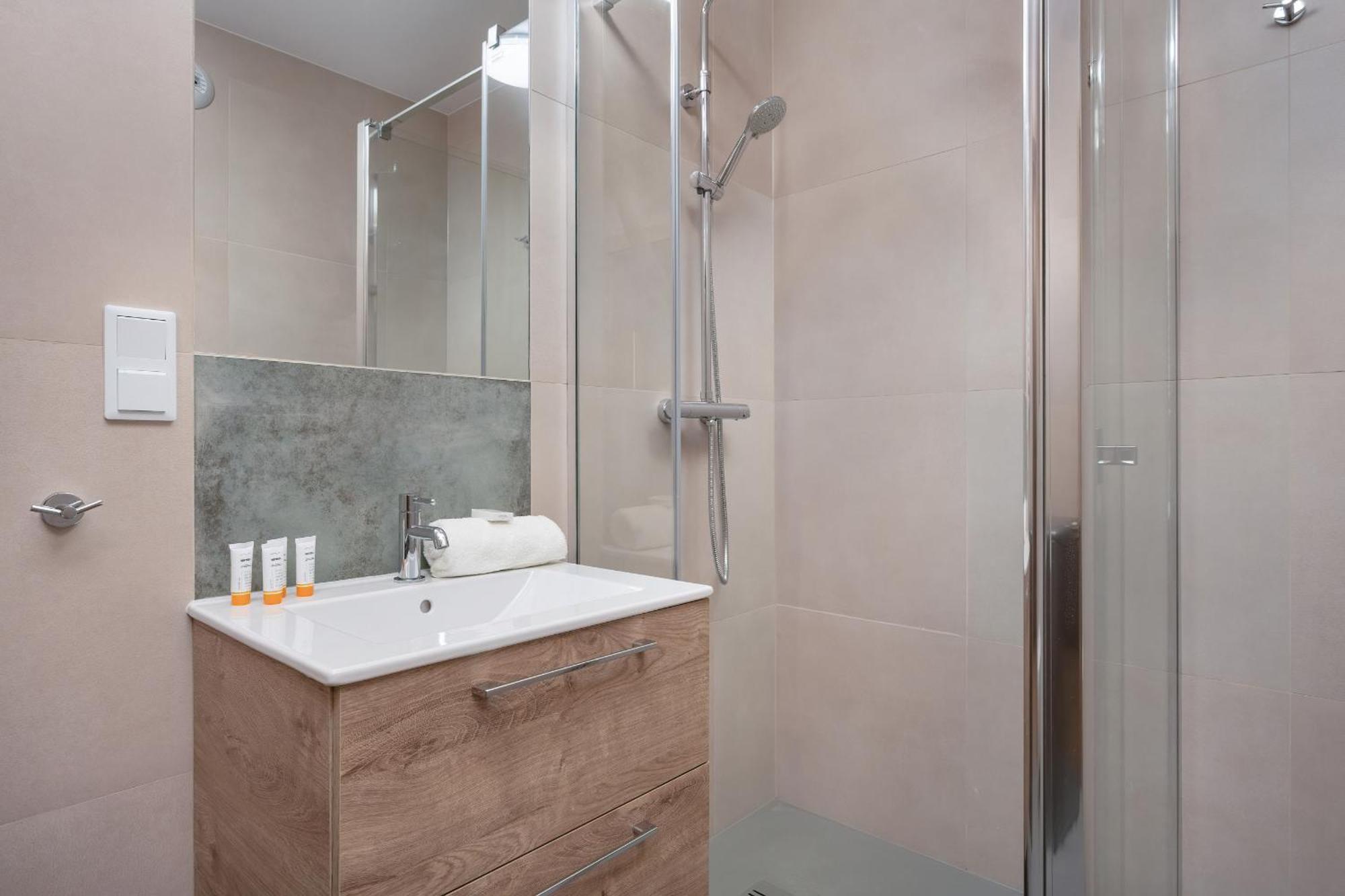Wroclaw 1-Bedroom Apartment With Parking & Balcony By Noclegi Renters Ngoại thất bức ảnh